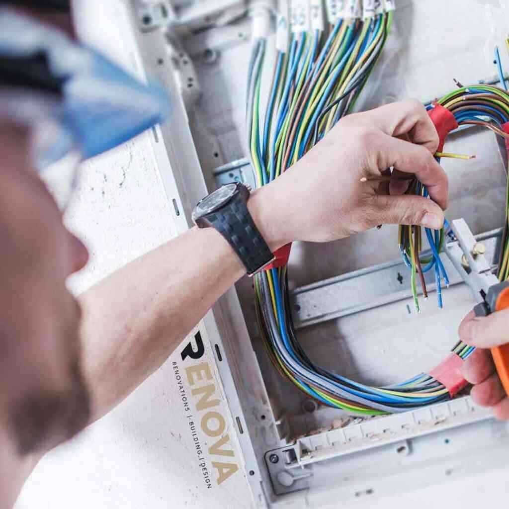 Can a General Contractor Do Electrical Work in Florida?